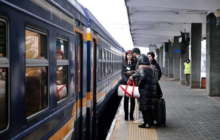 Російський обстріл пошкодив залізницю: які потяги затримуються