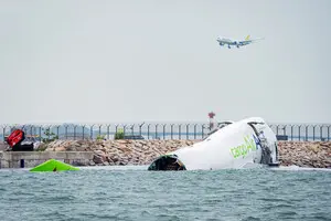 В Гонконге самолет при посадке съехал в море и разломился