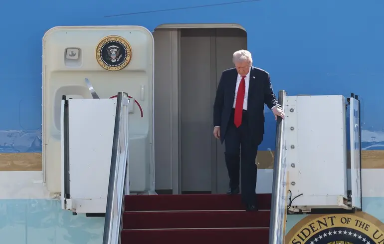 Дональд Трамп спускается с самолета Air Force One в аэропорту Бен-Гурион в Тель-Авиве, Израиль / 13 октября 2025 года