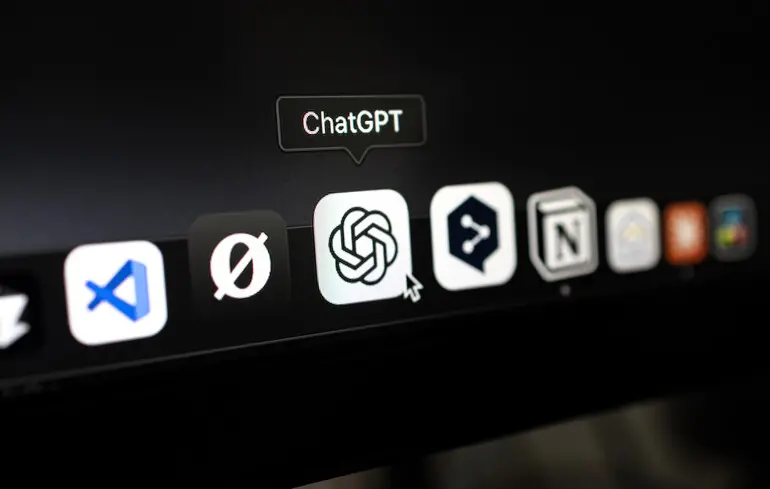 Крупным планом пиктограмма чатбота ChatGPT на macOS