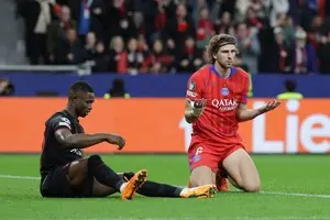 Украинец Забарный стал виновником двух пенальти и был удален в матче Лиги чемпионов за ПСЖ