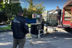 В Киеве закрыли две АЗС из-за продажи нелегального топлива