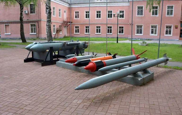 Виставка біля прохідної Брянського хімічного заводу