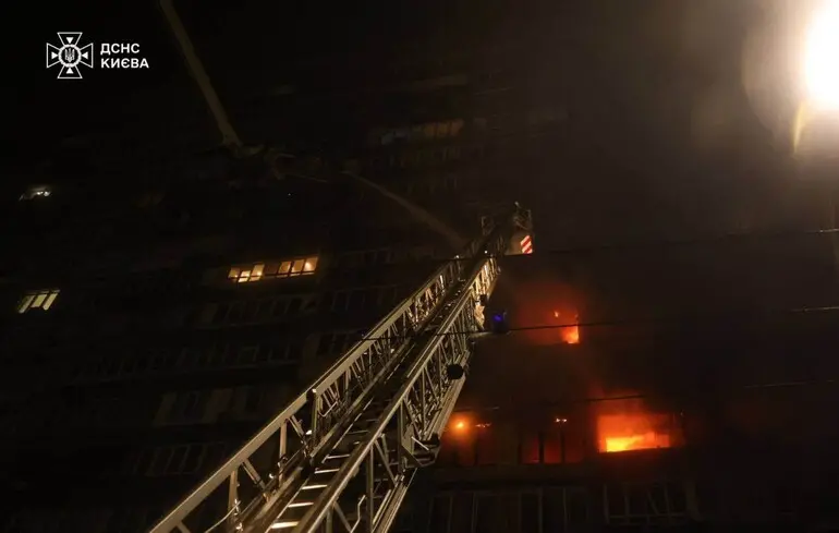 Наслідки дронового удару зафіксовані у трьох районах Києва, є постраждалі – КМВА
