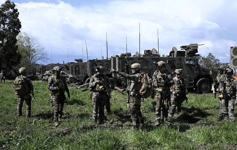 Французские солдаты 21-го полка морской пехоты (RIMA) участвуют в учениях Argos Spring 25 на юге Франции / 26 марта 2025 года