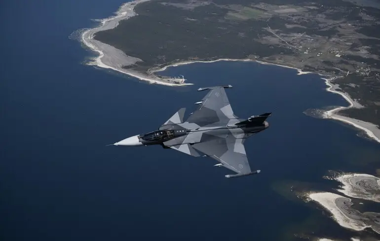 Шведський винищувач Jas 39 Gripen E летить над островом Готланд у Балтійському морі, Швеція / 11 травня 2022 року