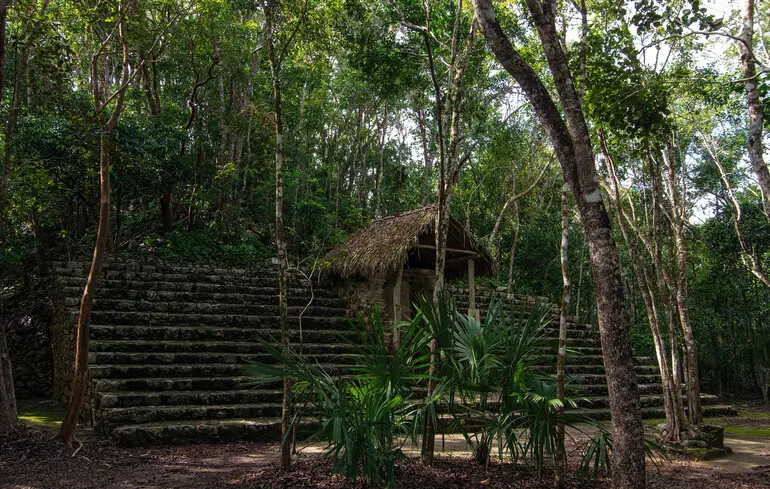 Сооружение в древнем городе Майя Коба.
