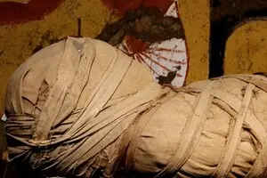 Археологи открыли 2000-летний саркофаг: мумия их поразила