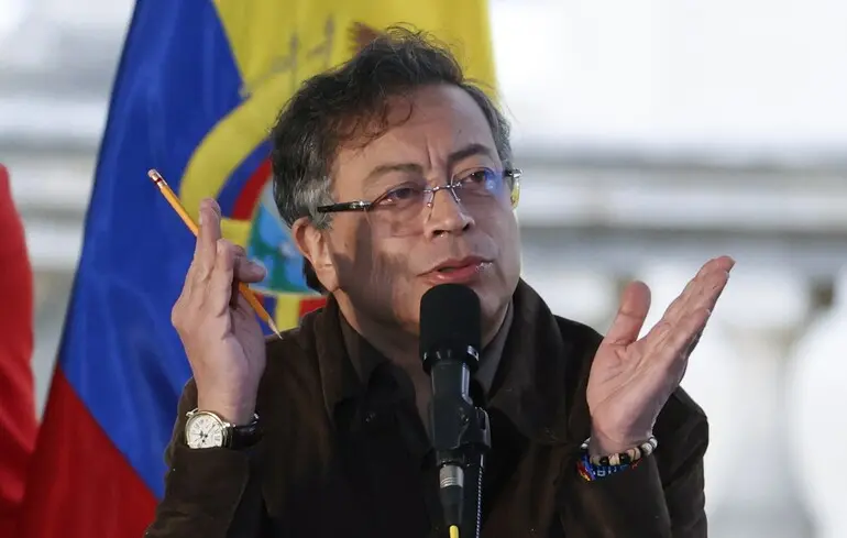 Густаво Петро виступає під час публічної церемонії визнання міжнародної відповідальності держави перед адвокатським колективом Cajar у Боготі, Колумбія / 17 жовтня 2025 року