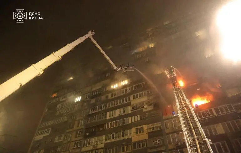 Сильні пожежі та вирва біля житлового будинку: місцева влада розповіла про перші наслідки ракетного удару по Києву