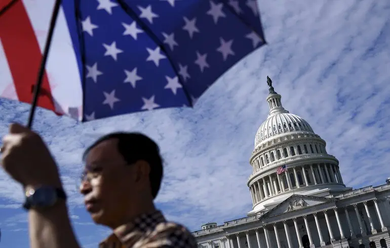 Турист проходит мимо Капитолия в Вашингтоне, США / 15 октября 2025 года