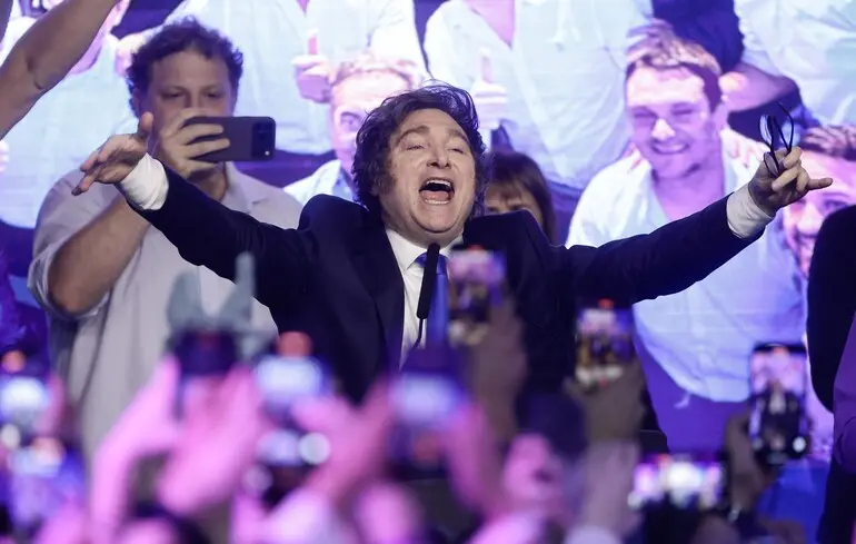 Президент Аргентины Хавьер Милей празднует после объявления результатов выборов в законодательные органы в Буэнос-Айресе / 26 октября 2025 года