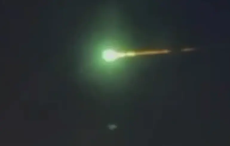 Після атаки дронів над Москвою помітили невідомий об'єкт із зеленим світінням: відео