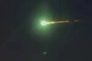 После атаки дронов над Москвой зметили неизвестный объект с зеленым свечением: видео