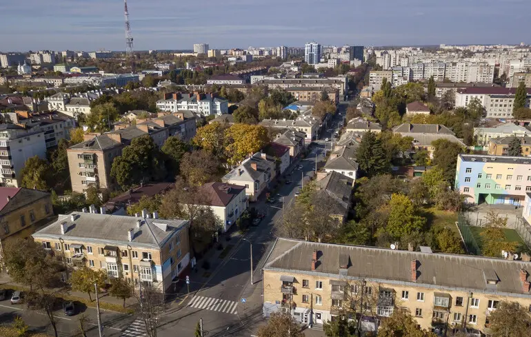 Російські дрони посеред дня атакували Чернігів, постраждали люди