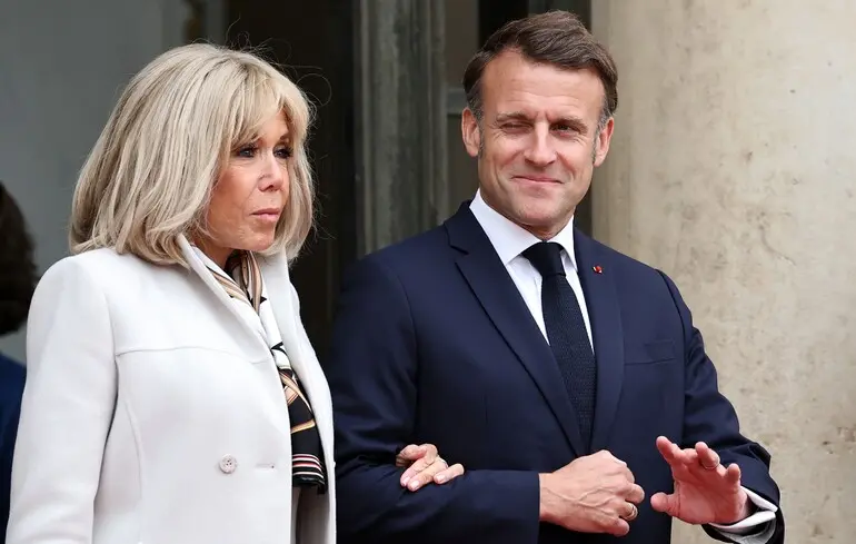 Десять человек предстанут перед судом в Париже за онлайн-преследование Брижит Макрон — The Guardian