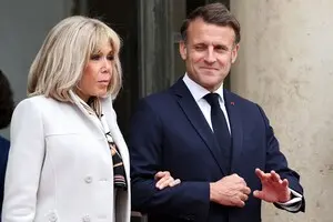 Десять человек предстанут перед судом в Париже за онлайн-преследование Брижит Макрон — The Guardian