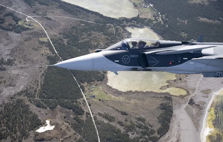 Шведський винищувач Jas 39 Gripen E летить над островом Готланд у Балтійському морі, Швеція / 11 травня 2022 року