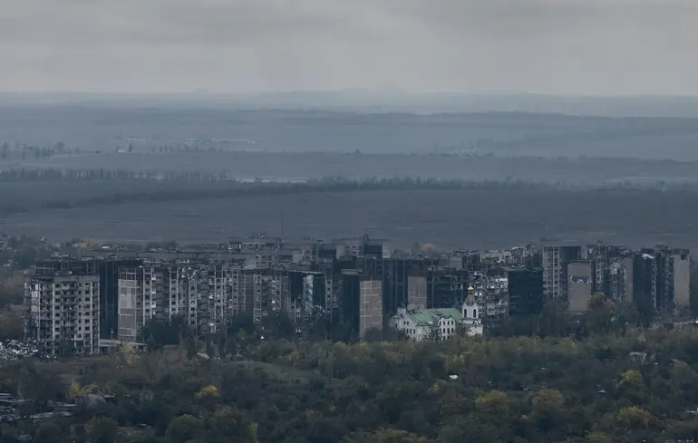 Вид із повітря показує зруйнований Покровськ, вкритий ранковим туманом, після місяців інтенсивних боїв / 7 жовтня 2025 року