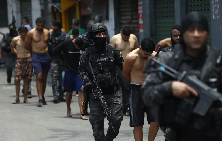 Війна у Бразилії: правоохоронці воюють з наркокартелями
