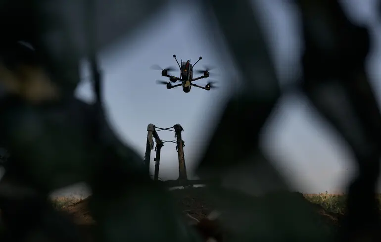Украинский военный сбил российский FPV-дрон, который атаковал съемочную группу из Нидерландов