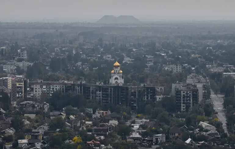 Вид із повітря показує зруйнований Покровськ, вкритий ранковим туманом, після місяців інтенсивних боїв / 7 жовтня 2025 року