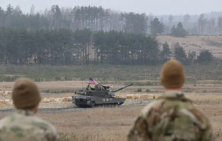 Чиновник НАТО: Альянс поддерживает тесный контакт с США по размещению войск в Европе