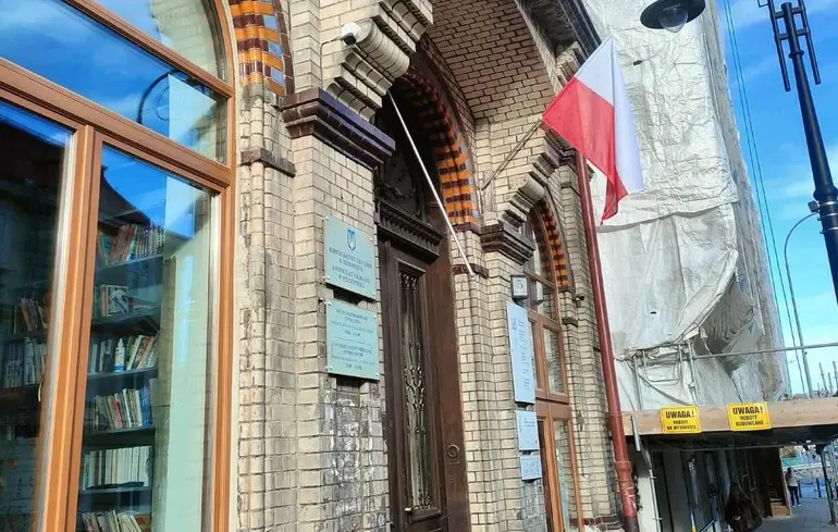 Польская полиция задержала мужчин, которые сорвали украинский флаг консульства в Перемышле