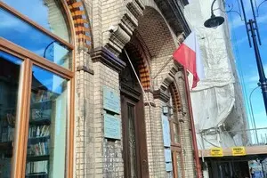 Польская полиция задержала мужчин, которые сорвали украинский флаг консульства в Перемышле