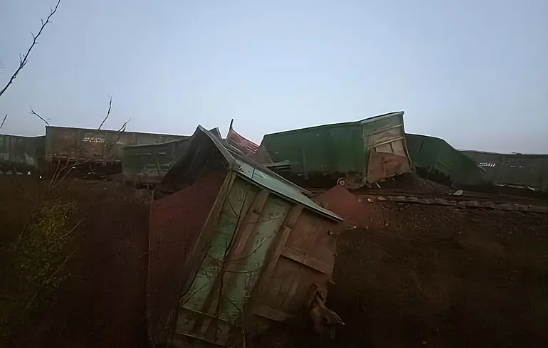 Загруженный военный поезд россиян пошел под откос после подрыва в Запорожской области — ГУР