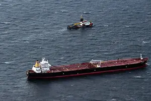 Bloomberg: Танкер с нефтью РФ, на пути в Индию, развернулся и остановился в Балтийском море