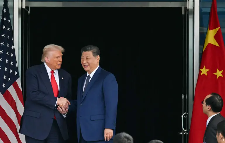 Дональд Трамп і Сі Цзіньпін потискають один одному руки після переговорів на авіабазі Кімхе, розташованій поруч із міжнародним аеропортом у Пусані, Південна Корея / 30 жовтня 2025 року