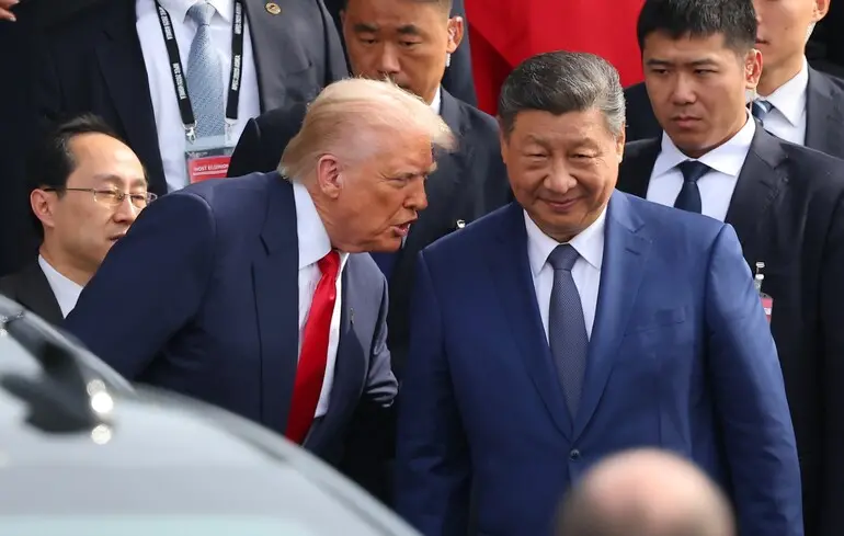 Дональд Трамп разговаривает с Си Цзиньпином после их встречи на базе ВВС в Пусане, Южная Корея/30 октября 2025 года