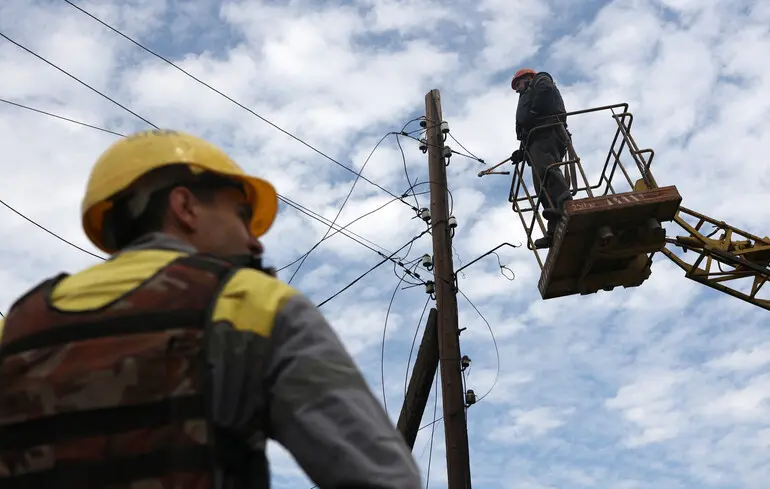 Росіяни масовано вдарили по українській енергетиці: де запроваджено аварійні відключення