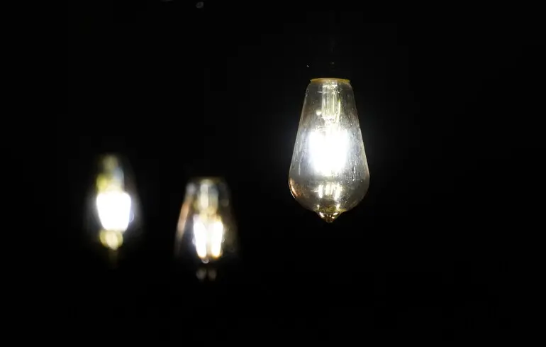 По всій Україні для побутових споживачів скасували погодинне вимкнення світла