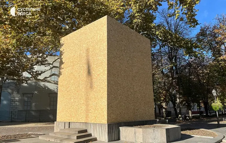 В Одессе памятник Пушкину закрыли защитными плитами. Зачем?