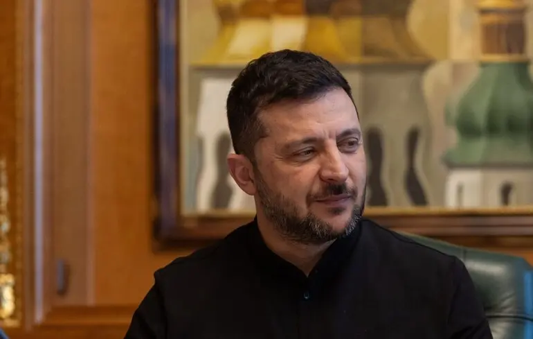 Зеленский продлил мобилизацию и военное положение в Украине