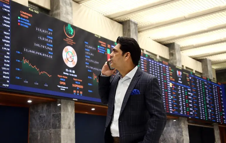 Рынок нефти недооценивает влияние санкций против России — Bloomberg