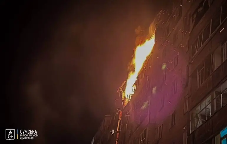 Россияне массированно атаковали Сумы ударными дронами, есть попадание в девятиэтажку