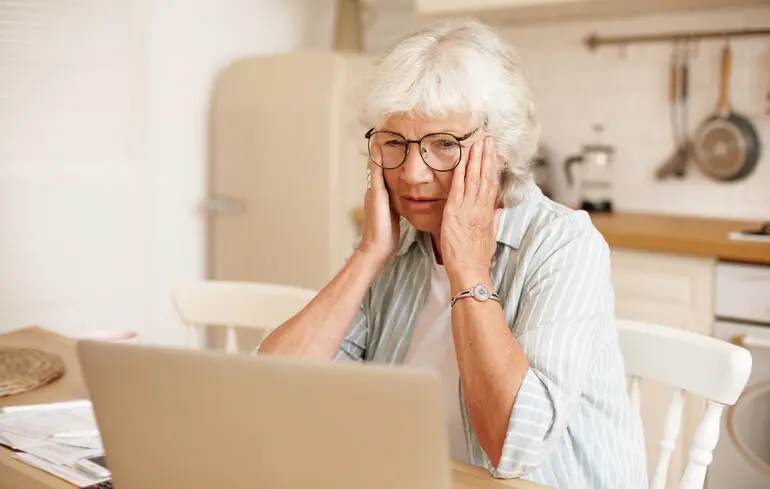 Идентификация пенсионеров: как действовать, если человек не может пройти ее онлайн