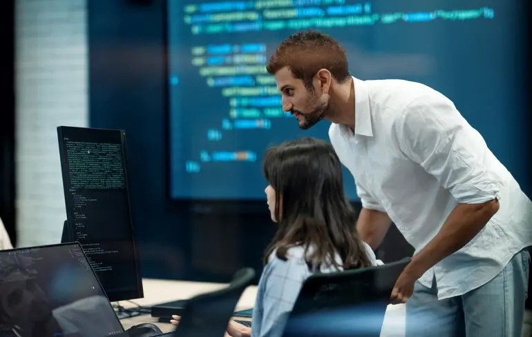 Пять высокооплачиваемых профессий, которые не заменит искусственный интеллект — Forbes