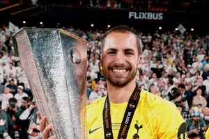 Победитель Лиги Европы завершил карьеру футболиста в 27 лет и стал режиссером