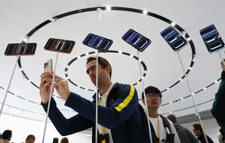 Презентація Apple 2025.