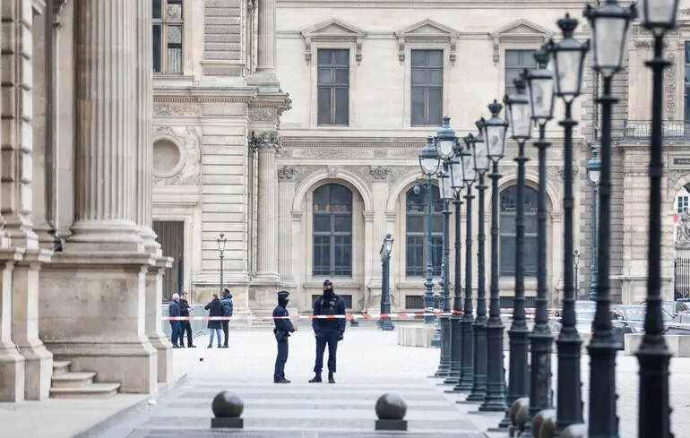 Ограбление Лувра: обвинения предъявили еще двум подозреваемым