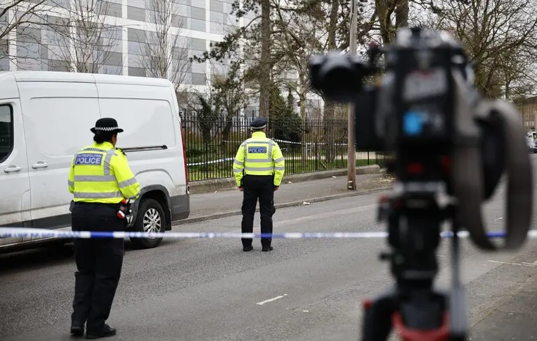 У Британії сталася різанина в потязі, десятеро людей госпіталізовані: поліція затримала двох підозрюваних 