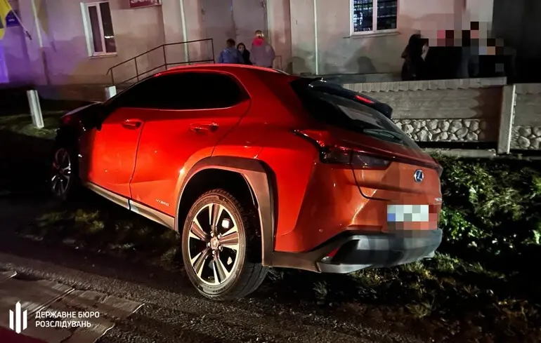 Суддя на Lexus збила людей на переході: загинув чоловік