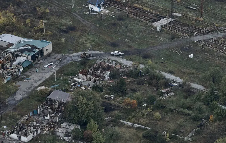 Вид із повітря показує зруйнований Покровськ, вкритий ранковим туманом, після місяців інтенсивних боїв / 7 жовтня 2025 року