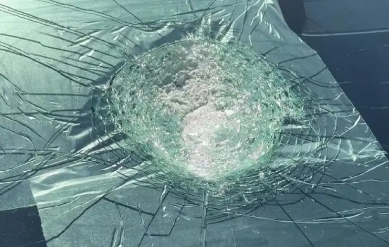 Перший у світі: на Tesla в Австралії впав загадковий об'єкт