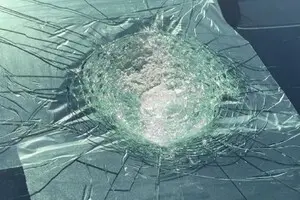 Первый в мире: на Tesla в Австралии упал загадочный объект