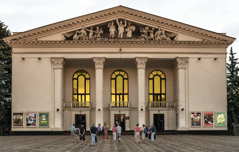 Росія співає й танцює на кістках: Кремль відкриває драмтеатр у Маріуполі